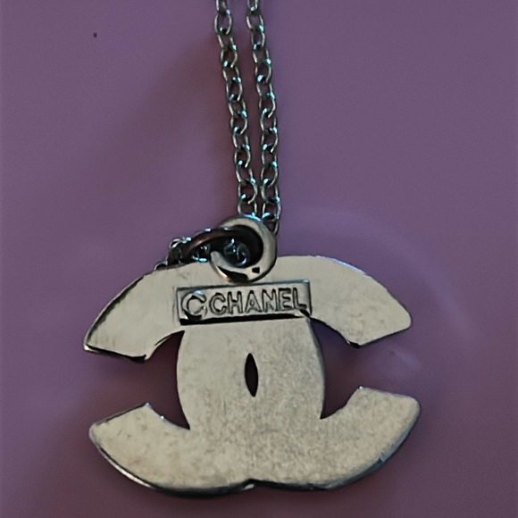 CHANEL Gold pearl Embellished Necklace/pendant. - Picture 2 of 3